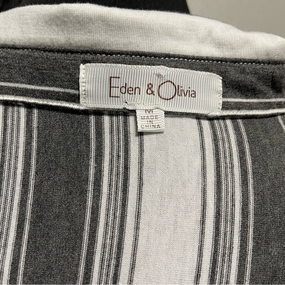 Eden & Olivia Grey and White Striped Buttoned Down Quarter Sleeve Top Medium - Picture 7 of 8